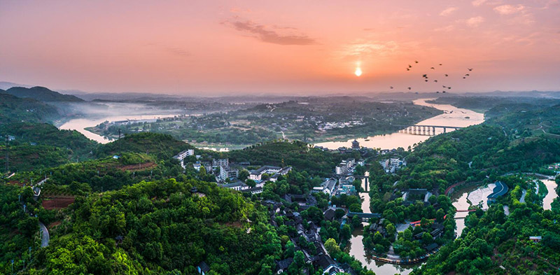 “半邊山江半邊城”是獨屬於五鳳古鎮的美景。五鳳鎮供圖