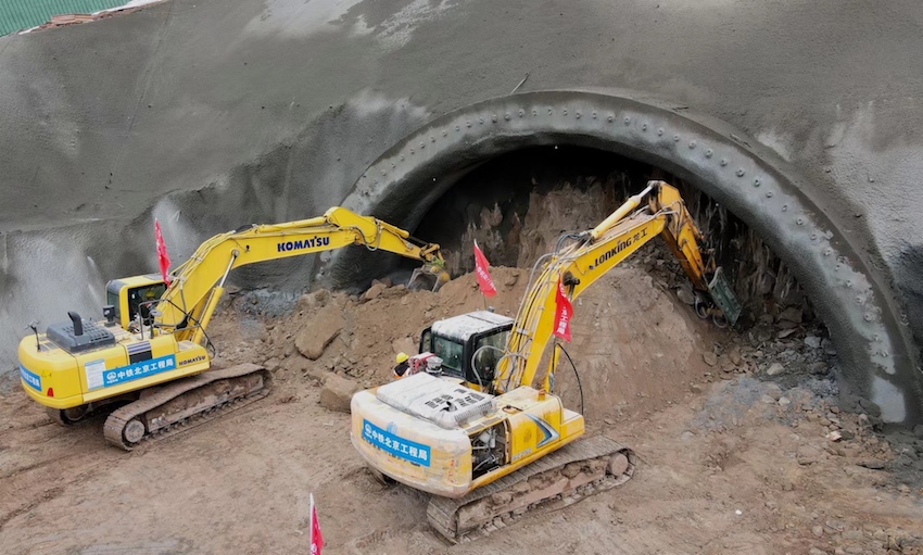 光明隧道进口，掘进工程正在展开。成兰公司供图
