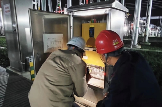 11月29日，国网四川建设分公司电力工人正在对玉堤500千伏变电站进行投运前的检查。国网四川供图