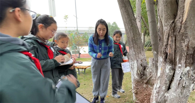 同学们观察自然现象。主办方供图