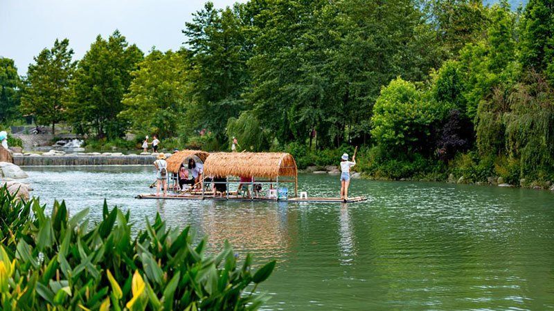 游湖赏景。彭州市文体旅局供图