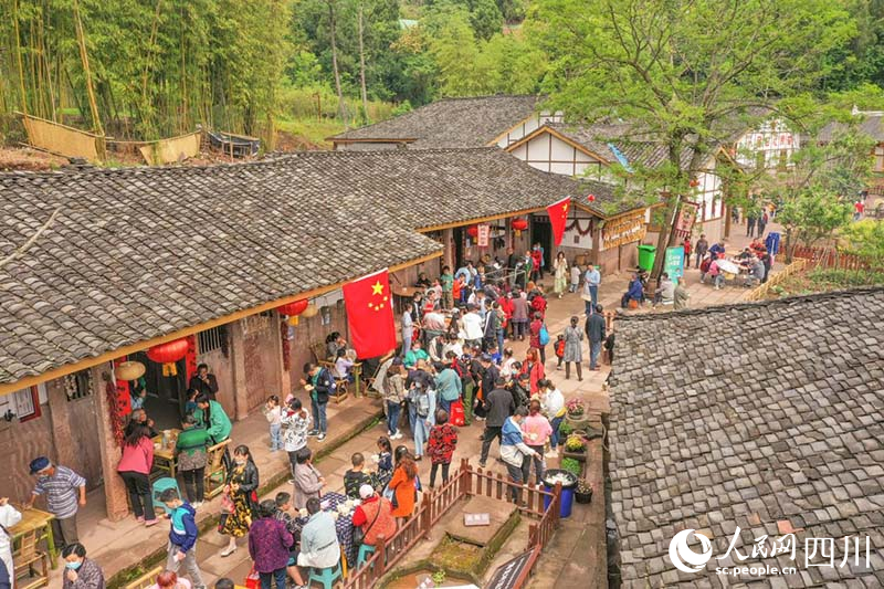海龙凯歌老街游人如织。林玲摄