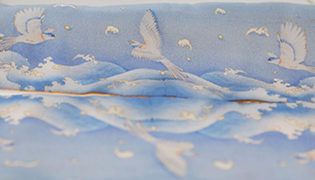 成都市杜甫草堂博物館推薦的杜甫草堂文創絲巾·滄浪系列：是杜甫草堂的文旅二次開發產品，借杜甫IP之勢擁有較高知名度。