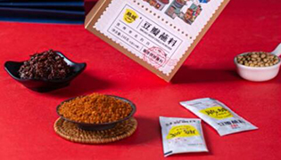 成都市中國川菜產業園景區推薦的寬窄·郫縣豆瓣聯名系列：具有濃郁的四川元素且在文旅場所銷售量大，深受游客喜愛。