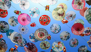 瀘州市江陽區董允壩·傘鄉景區推薦的分水油紙傘系列：傘面圖案以瀘州當地景區元素進行二次設計，在景區銷售的同時也是景區的亮麗風。