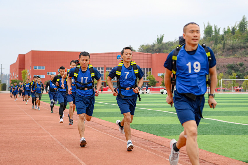 資陽消防執勤崗位練兵比武，背負空氣呼吸器5000米跑。四川省消防救援總隊供圖