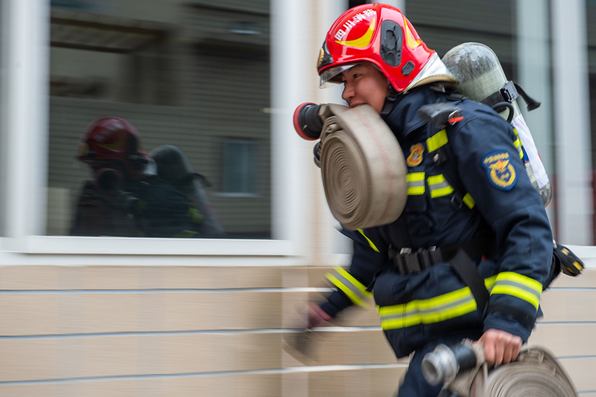 绵阳消防开展负重比武。四川省消防救援总队供图