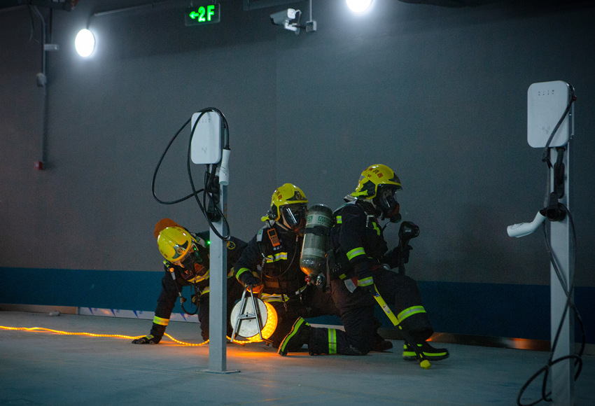 成都消防開展地下大空間建筑滅火救援演練。四川省消防救援總隊供圖
