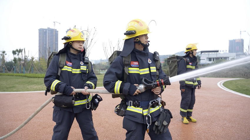 眉山消防开展初战控火新战法训练。四川省消防救援总队供图