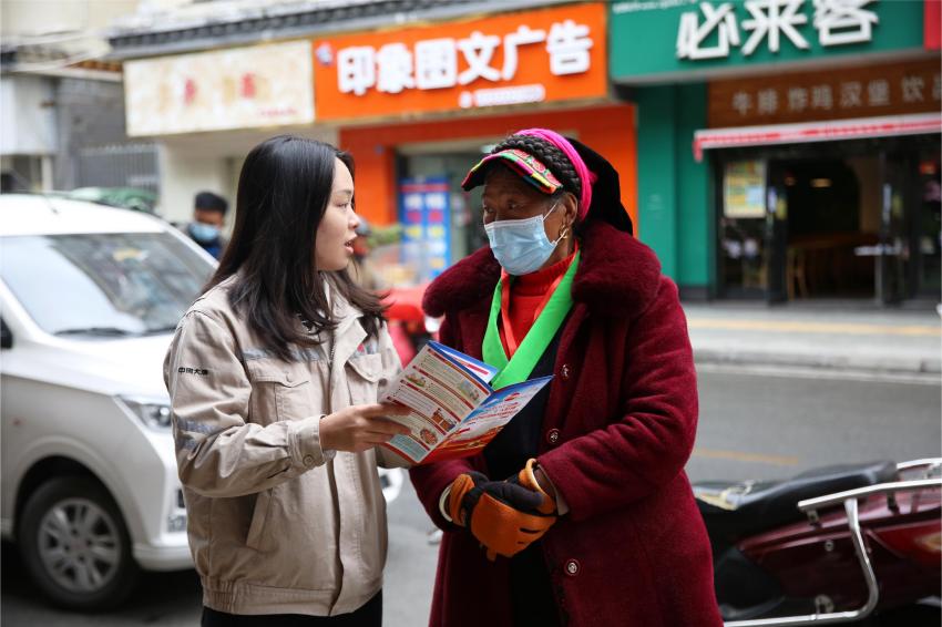 “宪”在行动，与法同行。袁菱艺摄