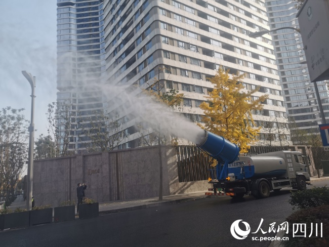 加大對轄區重點區域的洒水降塵頻次。蘧丹攝