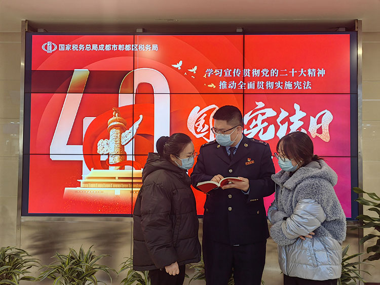 税务干部在办税大厅现场宣传宪法。成都市税务局供图