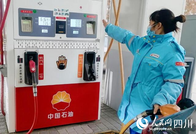 川内各中国石油加油站均已置换国六B标准车用汽油。 何鹏 摄
