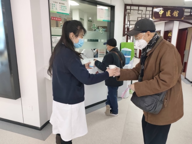 赠送中药给市民。锦江区融媒体中心供图
