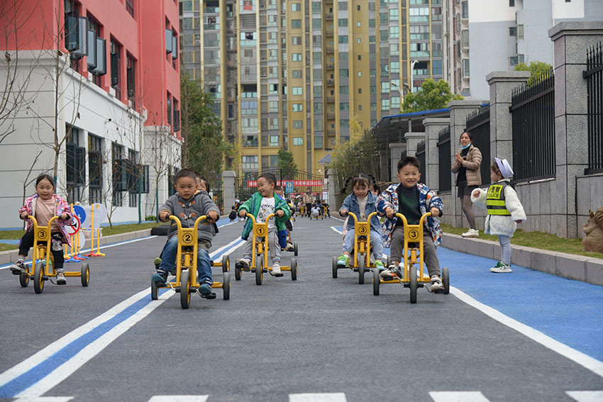 广安市第五幼儿园孩子们正在进行课间活动。