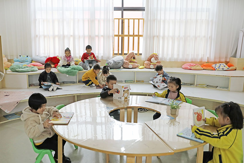 武胜县东方红幼儿园的阅读角。