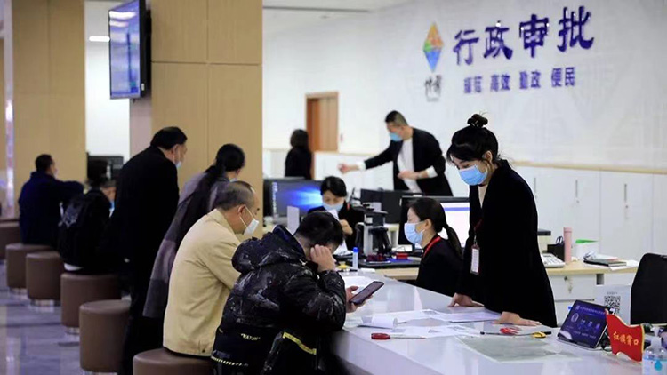 便民服务中心高效为群众办理业务。什邡市委宣传部供图