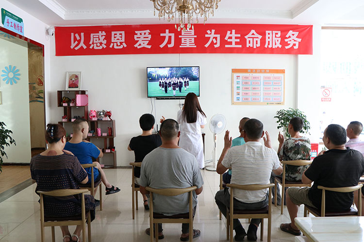 残疾人士在阳光康复家园进行专业培训。什邡市委宣传部供图