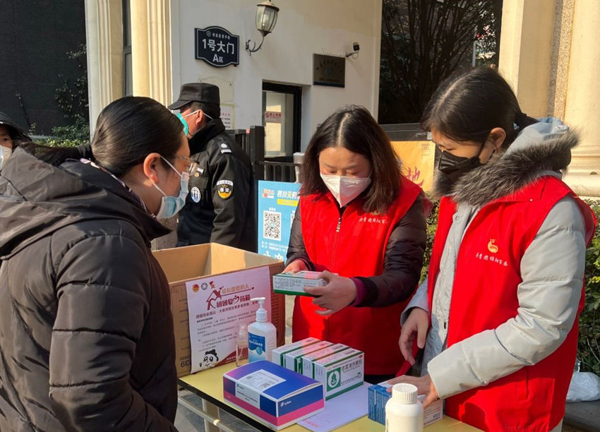 12月18日，市民在领取“爱心药箱”里的药品。受访者供图