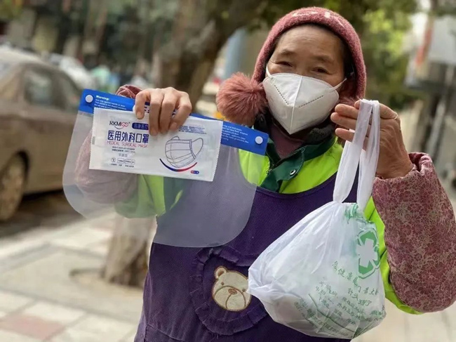 专属环卫工人预防包诊所免费发。龙泉驿区委宣传部供图