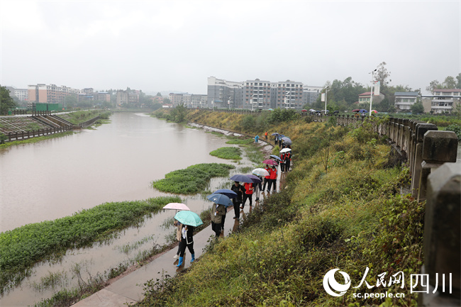 广安市武胜县与重庆市合川区开展联合巡河。王林摄