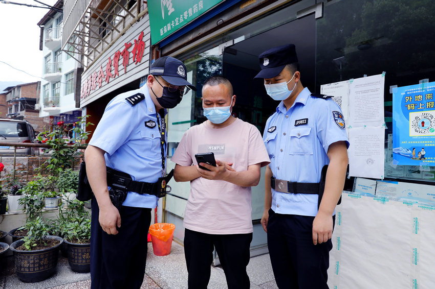 民警宣傳推介“慧智”客戶端。達州市公安局供圖