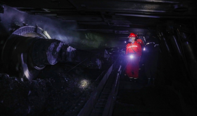 瀘州市應急管理局煤礦安全監管人員檢查石屏一礦安全生產工作。瀘州市應急管理局供圖