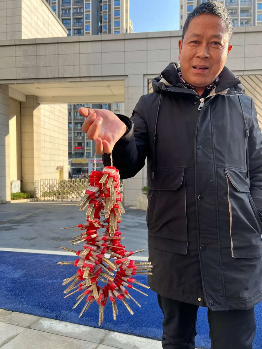 分房的居民。万安街道供图