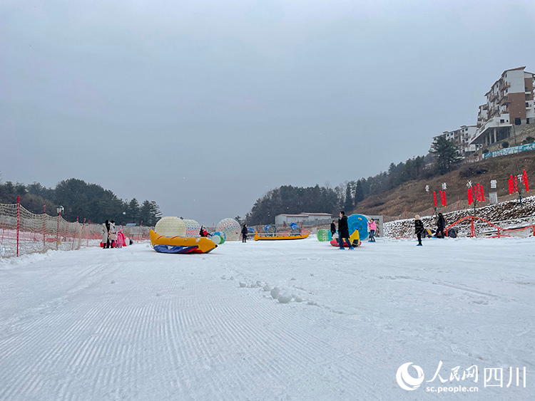 戏雪区一片欢乐。张敏摄