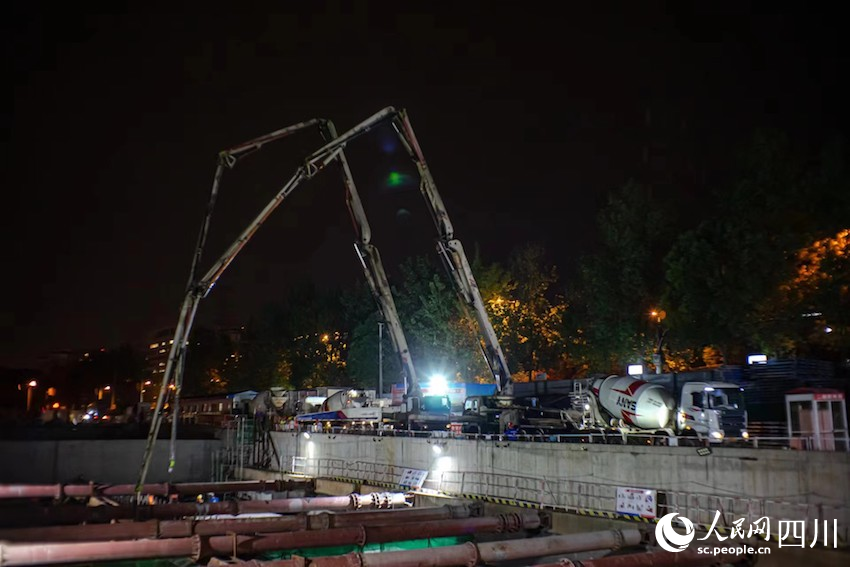 幸福梅林站主体结构顶板混凝土浇筑。高翔摄