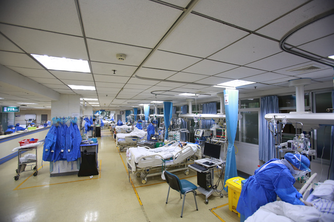 四川省人民医院ICU床位。医院供图
