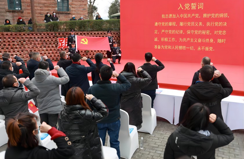 重温入党誓词。都江堰市委宣传部供图