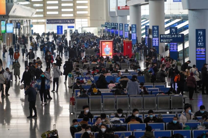 成都东站旅客有序候车。成都车站供图