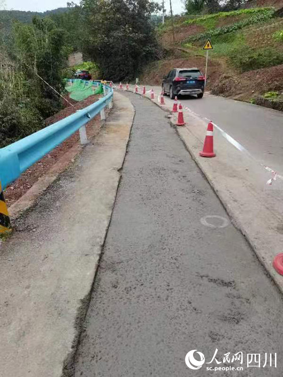 管道铺设好后，道路进行硬化。杨晓川摄