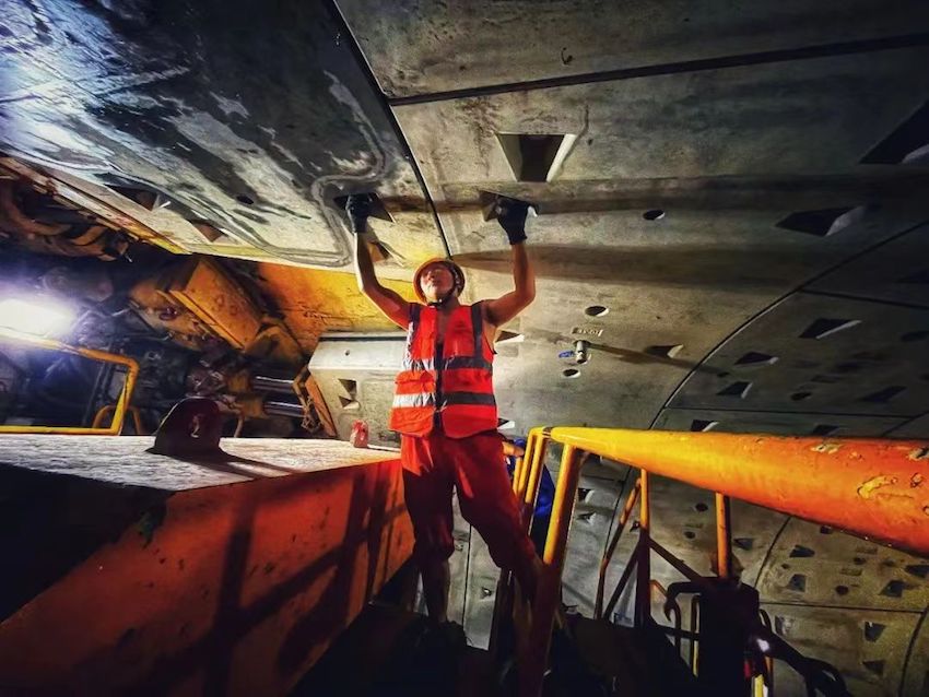 建設者在隧道內進行建設。成都軌道建設管理有限公司供圖