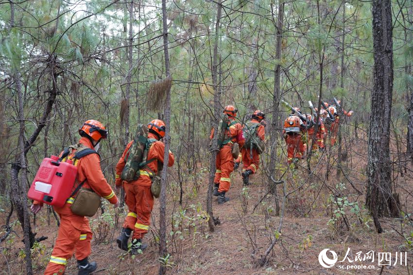 节日期间,凉山州森林消防支队加强林区巡护。谭昊摄
