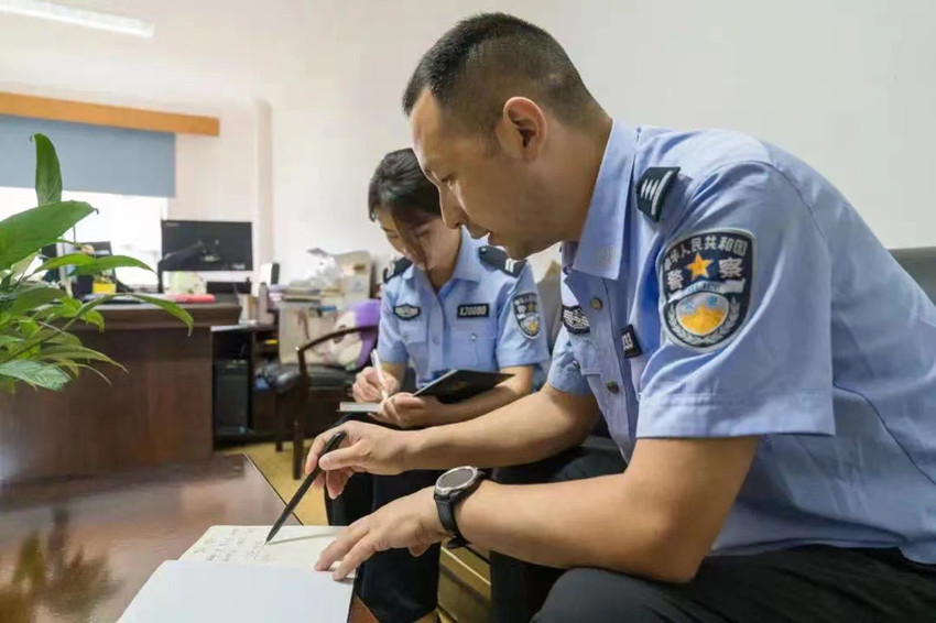 胡祥雨認真梳理線索幫助尋親。綿陽公安供圖