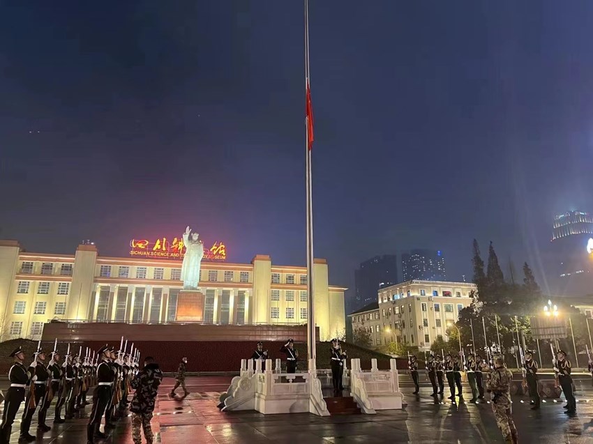 成都市天府廣場舉行了2023年元旦節升旗儀式。成都市公安局軌道公交分局供圖
