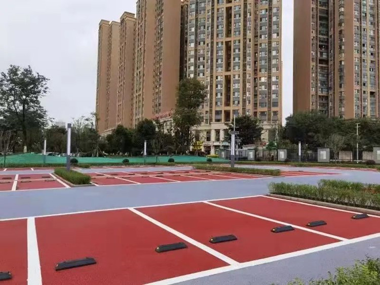 美岸小学门口新建的机动车停车位。滨江社区供图