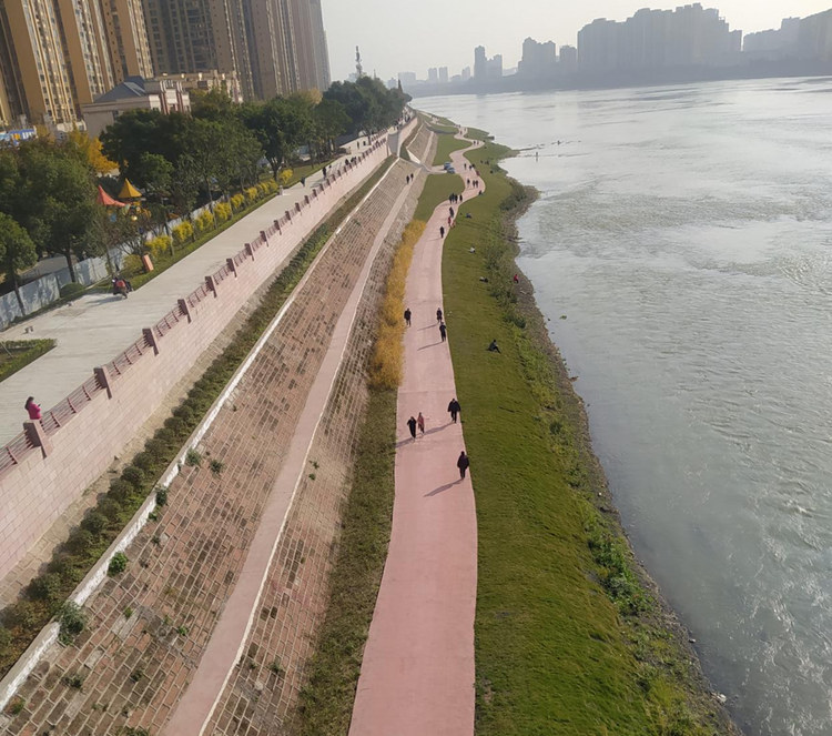 岷江左岸乐山市城区翡翠路堤防综合整治工程完工。乐山日报社供图