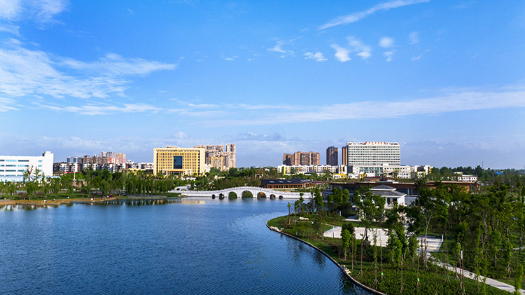 什邡市城市一角。什邡市委宣传部供图