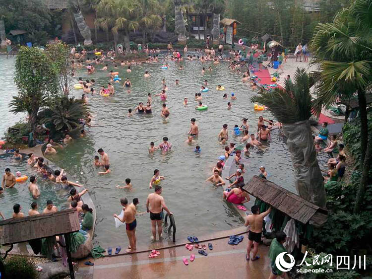 游客在剑阁泡温泉。王春波摄