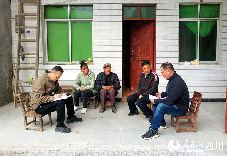 走家串户摸排民情。张敏摄