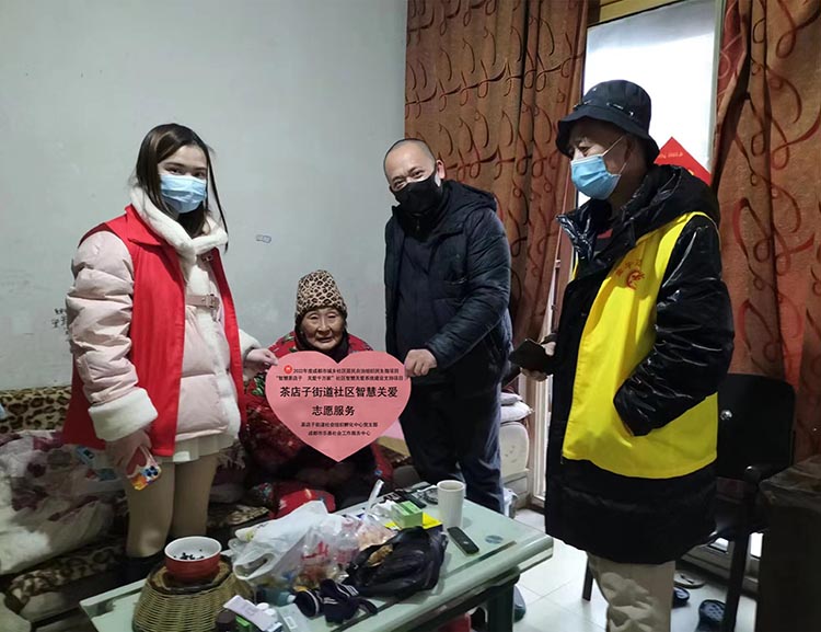 关爱老人。育新社区供图