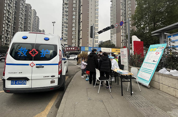 設在小區旁的衛生診療點。天府新區融媒體中心供圖