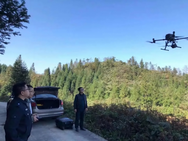 通過無人機航拍實時監測畫面與護林員協同配合，形成空陸立體式火情監測格局。四川省應急管理廳供圖