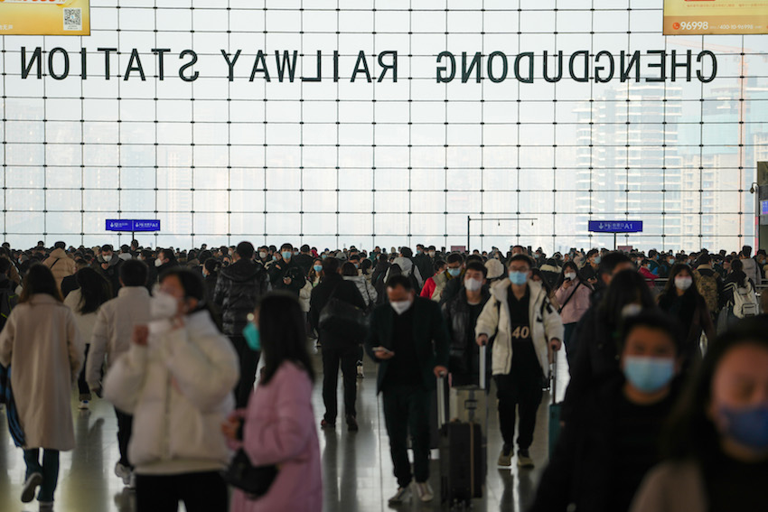 成都东站，乘客井然有序。成都铁路供图