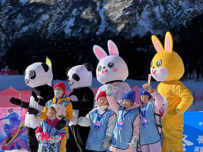 四川省第五届全民健身冰雪季活动暨2023汶川·羌人谷热“雪”燃冬冰雪运动赛现场。活动主办方供图