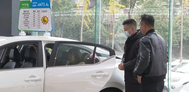 市民在4S店选购汽车。叙州区融媒体中心供图