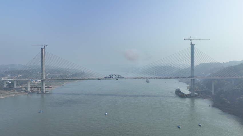 大桥凌于长江，气势恢宏。蜀道集团供图